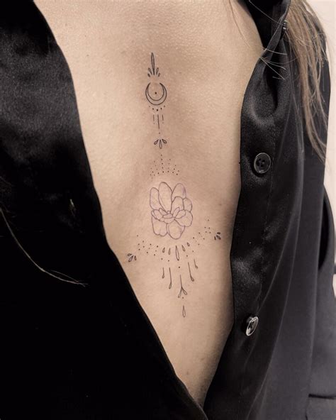 simple under breast tattoo designs|Under Breast Tattoos for Women: Elegant, Meaningful Designs。